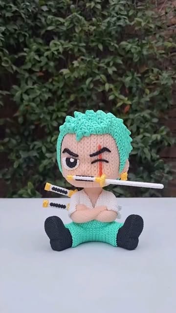 Colección One Piece (Zoro / Luffy) — Acabado textil crochet 3D, disponible en varios tamaños.